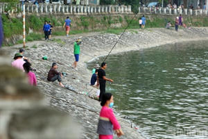 'Cần thủ' cuồng chân, tấp nập đi câu bất chấp lệnh cách ly ở Hà Nội