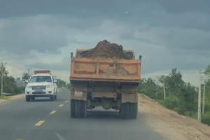 Xe chở quá khổ, quá tải "tung hoành" trên các tuyến đường ở Gia Lai?