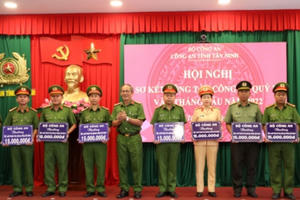 Tây Ninh: Khen thưởng thành tích đấu tranh phòng, chống tội phạm Tây Ninh: Khen thưởng thành tích đấu tranh phòng, chống tội phạm