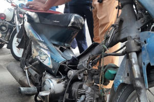 Bị CSGT tạm giữ xe cũ nát, người đàn ông sụt sùi ‘kể khổ’