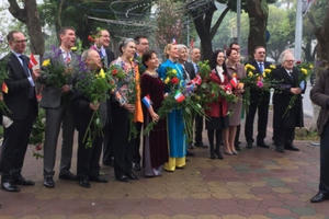 "Ấm lòng" các Đại sứ Quốc tế chúc Tết Bính Thân 2016