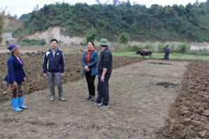 Bắc Kạn: Chủ tịch UBND Thành phố “xắn tay” xuống đồng cùng bà con