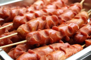 Xúc xích bẩn được xuất ra thị trường suốt thời gian dài, cơ quan chức năng nói gì?