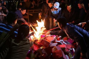 Kêu gọi bỏ tục đốt vàng mã: Liệu người dân có từ bỏ?