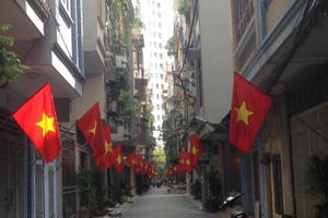 Thủ đô Hà Nội rợp cờ đỏ trước ngày Quốc khánh