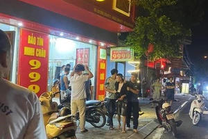 Khống chế nam thanh niên cầm dao uy hiếp tiệm vàng