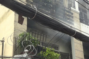 TP HCM: Giải cứu người đàn ông mắc kẹt trong căn nhà bốc cháy