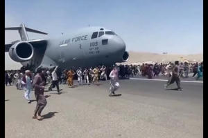 Clip: Người Afghanistan ồ ạt tháo chạy khỏi thủ đô Kabul