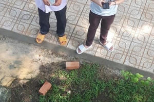 Cay mắt với hình ảnh người cha đếm từng đồng tiền lẻ ngày con nhập học