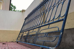 Cánh cổng sắt trường tiểu học đổ sập đè lên chân 1 học sinh lớp 3 ở Nghệ An