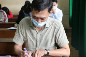 Thí sinh 53 tuổi tự tin đi thi tốt nghiệp để làm gương cho con, cháu