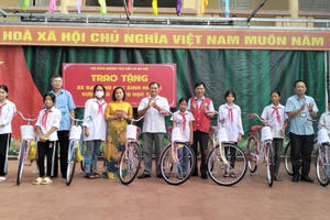 Phú Thọ: Hội đồng hương huyện Tân Sơn tại Hà Nội trao tặng xe đạp cho học sinh nghèo vượt khó