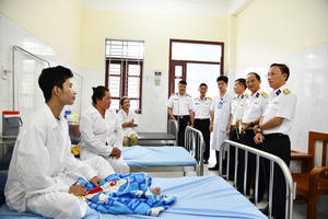 Bộ Tư lệnh Vùng 5 Hải quân thăm, tặng quà 71 gia đình chính sách