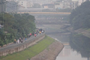 Nhộn nhịp tập thể dục trên con đường đi bộ dài nhất Hà Nội