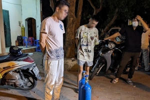 Hà Nội: Cảnh sát mật phục tóm gọn cả khách hàng và kẻ cung cấp bóng cười