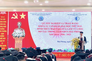 Trường Đại học Luật Hà Nội trao bằng tốt nghiệp cho 94 học viên văn bằng 2
