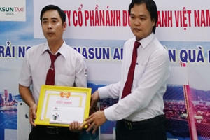 Đà Nẵng: Khen thưởng tài xế trả lại 1 tỷ đồng cho khách thất lạc tài sản trên xe