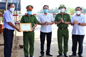 “Khi nào ba mới về với con?” “Khi nào ba mới về với con?”