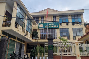 Sơn La: Hạt kiểm lâm huyện Mộc Châu buộc người vi phạm nộp tiền phạt tại trụ sở