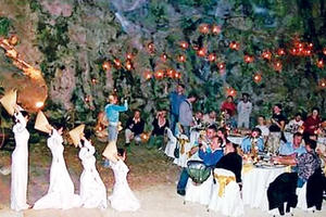 Hang động Vịnh Hạ Long thành phòng tiệc: Ai mở đường? Hang động Vịnh Hạ Long thành phòng tiệc: Ai mở đường?