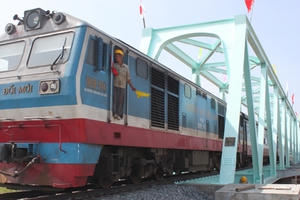 “Tút” xong cầu, hỏa xa chạy tới 120km/h