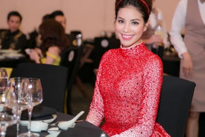 Hoa hậu Phạm Hương diện style công chúa với đầm đỏ quyến rũ đi dự sự kiện