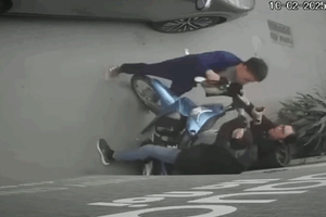 Công an điều tra vụ nam shipper bị tài xế xe Lexus đánh tới tấp ở Hà Nội