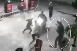 Tạm giữ hình sự 10 đối tượng truy sát, chém gục nam thanh niên 19 tuổi ở cây xăng Tạm giữ hình sự 10 đối tượng truy sát, chém gục nam thanh niên 19 tuổi ở cây xăng