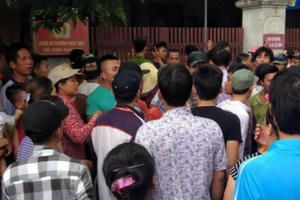 Nghi bắt cóc trẻ em, một phụ nữ bị hàng trăm người dân vây bắt Nghi bắt cóc trẻ em, một phụ nữ bị hàng trăm người dân vây bắt