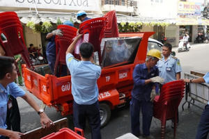 TPHCM: Nhiều lãnh đạo quận, huyện tiếp tục xuống đường “đòi” lại vỉa hè