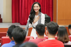 Hà Thu diện đầm thanh lịch, chia sẻ công thức thành công với sinh viên