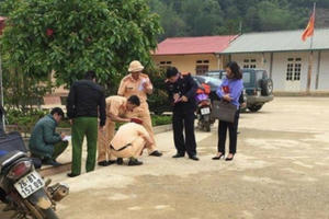 Sơn La: Giáo viên lùi xe trong sân trường, cán hai học sinh thương vong