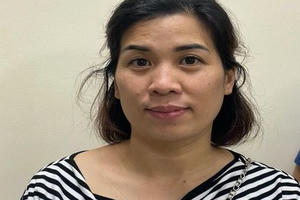 Bắt nữ kế toán làm giả hàng loạt giấy đi đường để đưa người thông chốt