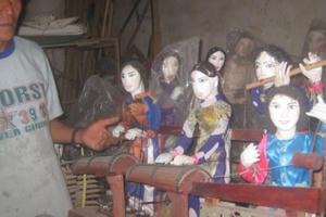 Người đàn ông biến phế liệu thành những con rối độc đáo