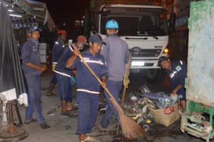 Những người làm đẹp phố phường đêm 30 Tết