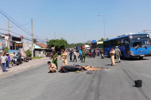 Một phụ nữ bị xe đầu kéo cán tử vong trên đường đi chơi Suối Tiên