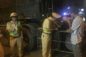 TP HCM: CSGT ra quân "đón lõng" tài xế để kiểm tra ma túy
