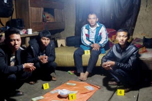 Lào Cai: Bắt quả tang 4 đối tượng đánh bạc dưới hình thức xóc đĩa Lào Cai: Bắt quả tang 4 đối tượng đánh bạc dưới hình thức xóc đĩa