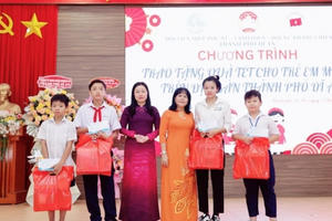 Bình Dương: Trao tặng 224 phần quà Tết cho trẻ em mồ côi do Covid-19