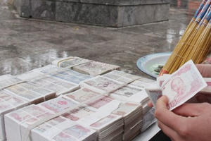 Đổi tiền lẻ Tết: Vi phạm pháp luật nhưng “đến hẹn lại lên”