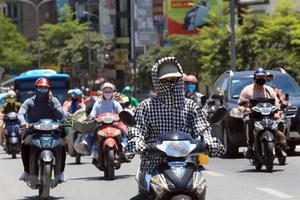 Miền Bắc nắng nóng, chiều tối và đêm có mưa rào