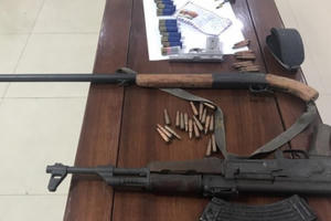 Đối tượng truy nã đặc biệt nguy hiểm cố thủ cùng 3 khẩu súng