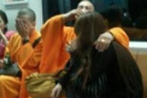 Phẫn nộ: Sư dắt gái về phòng, làm thiếu nữ có thai Phẫn nộ: Sư dắt gái về phòng, làm thiếu nữ có thai