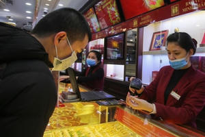 Giá vàng 'điên loạn' do đâu?