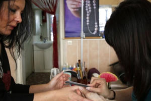 Đường về cho người Việt làm nghề nail bất hợp pháp tại Anh?