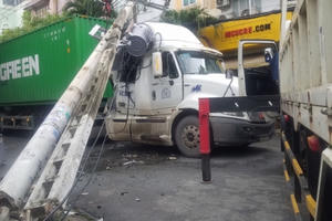 TP HCM: Xe container kéo gãy cột điện gây nổ, tài xế thoát chết trong gang tất