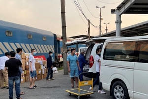 Chùm ảnh: Đường sắt vận chuyển hàng chục tấn thiết bị y tế vào TP. HCM