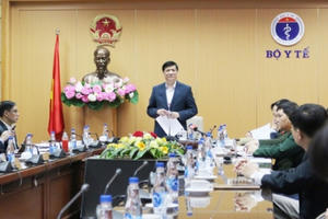 Bộ trưởng Bộ Y tế: Nguy cơ lây nhiễm Covid-19 qua đường bộ rất lớn