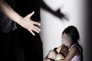 Quảng Ninh: Khởi tố ông lão 81 tuổi dâm ô bé gái mới hơn 1 tuổi