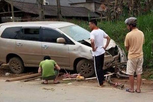 Hòa Bình: Ô tô tông xe máy khiến 3 người thương vong